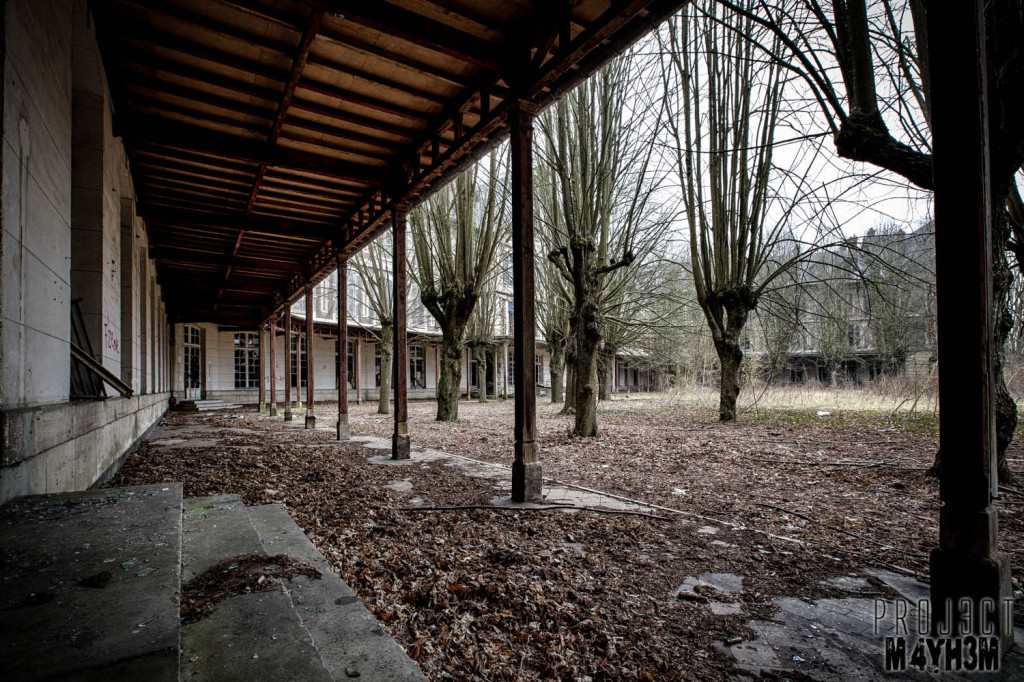 L'hôpital dans la forêt aka Sanatorium Forêt