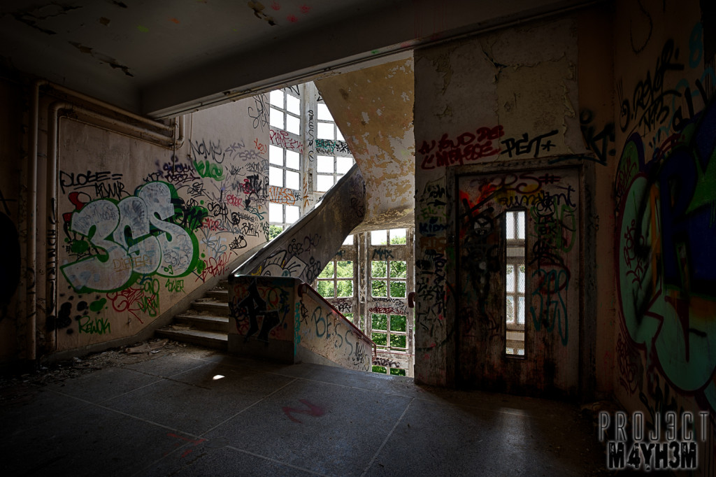 Le Sanatorium d’Aincourt, aka Fleurs de Ruine - Staircase