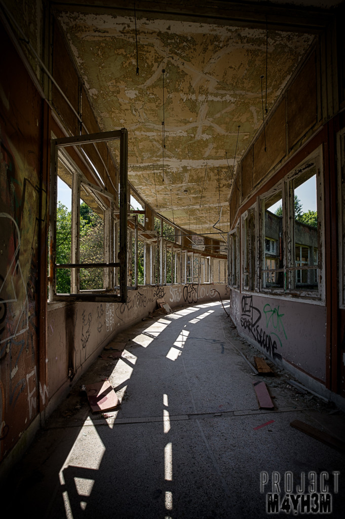 Le Sanatorium d’Aincourt, aka Fleurs de Ruine - Curved Corridor