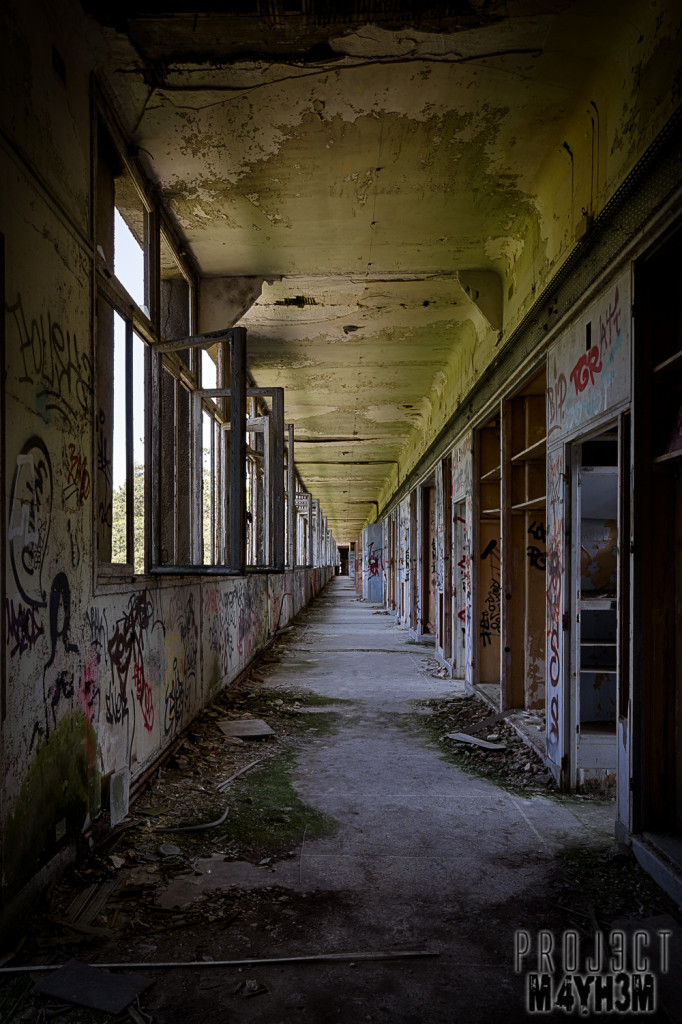 Le Sanatorium d’Aincourt, aka Fleurs de Ruine - Corridor