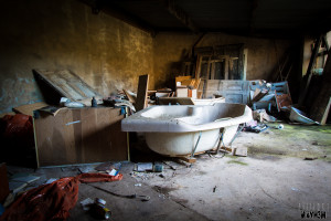 Dr X Manor House - Corner Bath in the Garage