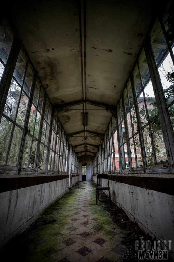L’hôpital dans la forêt aka Sanatorium Forêt L'hôpital dans la forêt aka Sanatorium Forêt