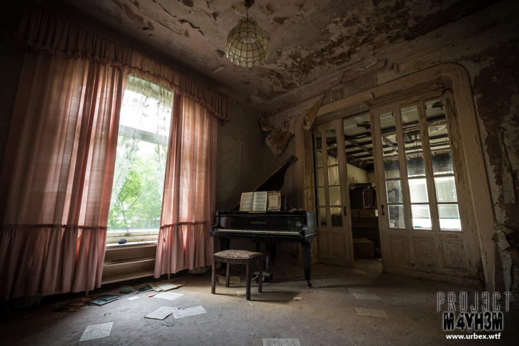 Dr Anna’s House and Surgery – The Piano Room