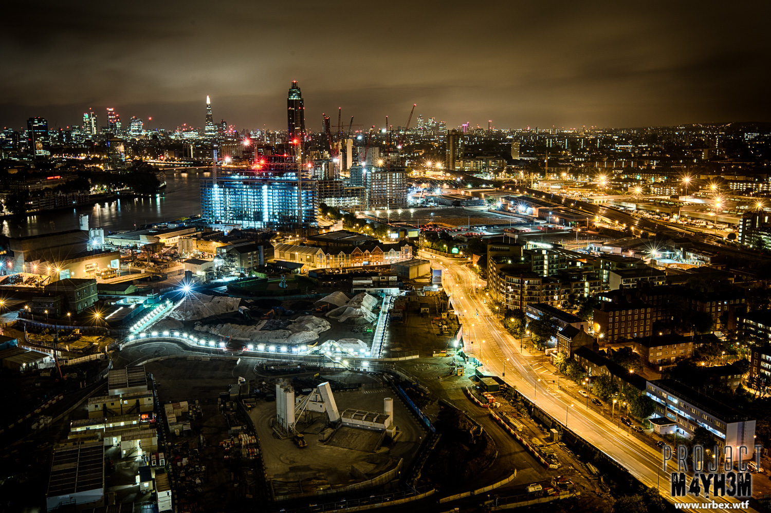 Urbex: London Rooftops, Battersea Power Station at night, United ...